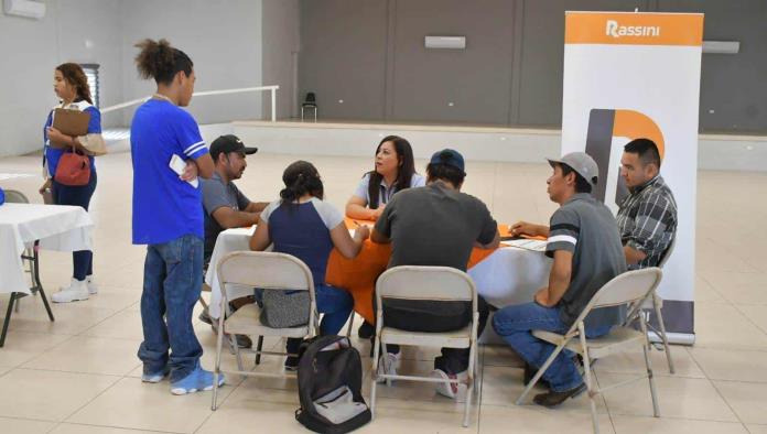 Aprovechan navenses; participan 6 empresas en la feria del empleo