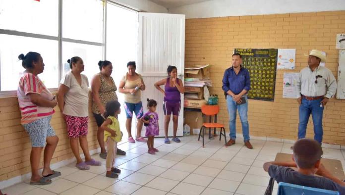 Visita Beto las escuelas ejidales