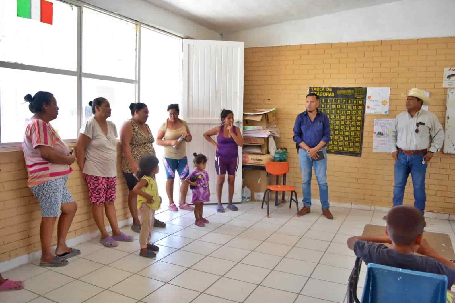 Visita Beto las escuelas ejidales Visita Beto las escuelas ejidales