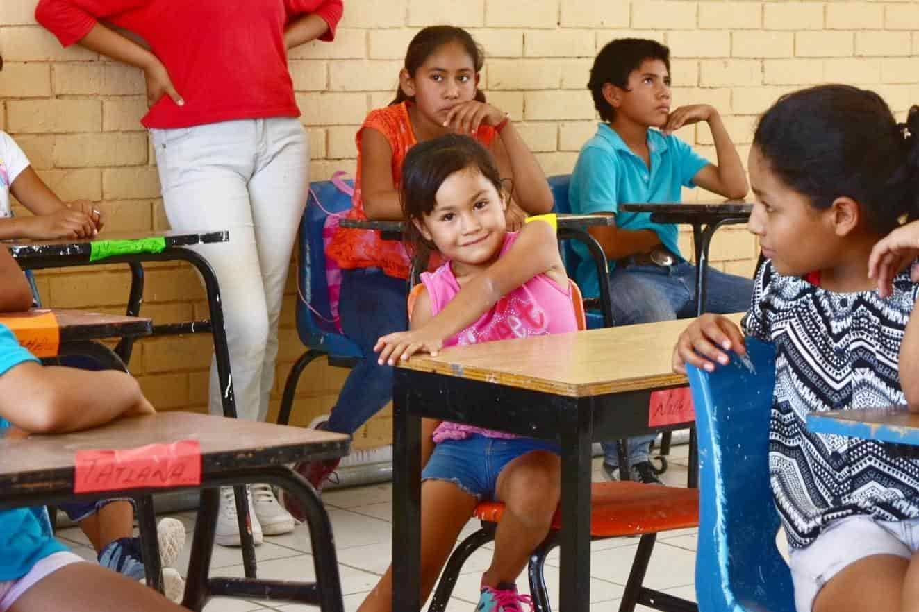 Visita Beto las escuelas ejidales