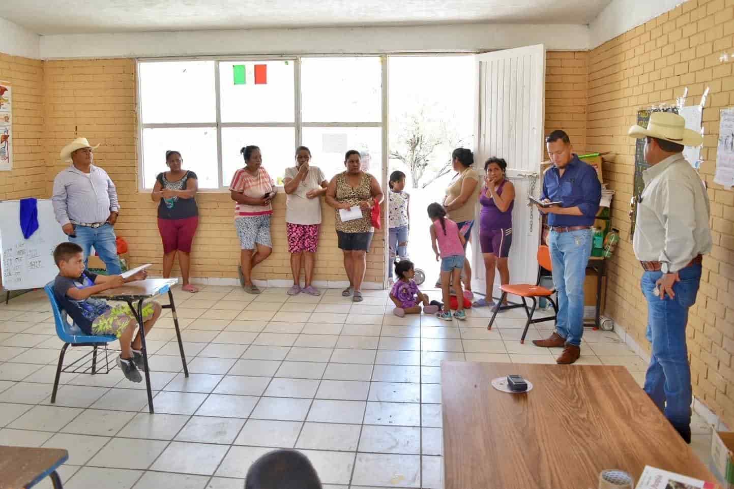 Visita Beto las escuelas ejidales