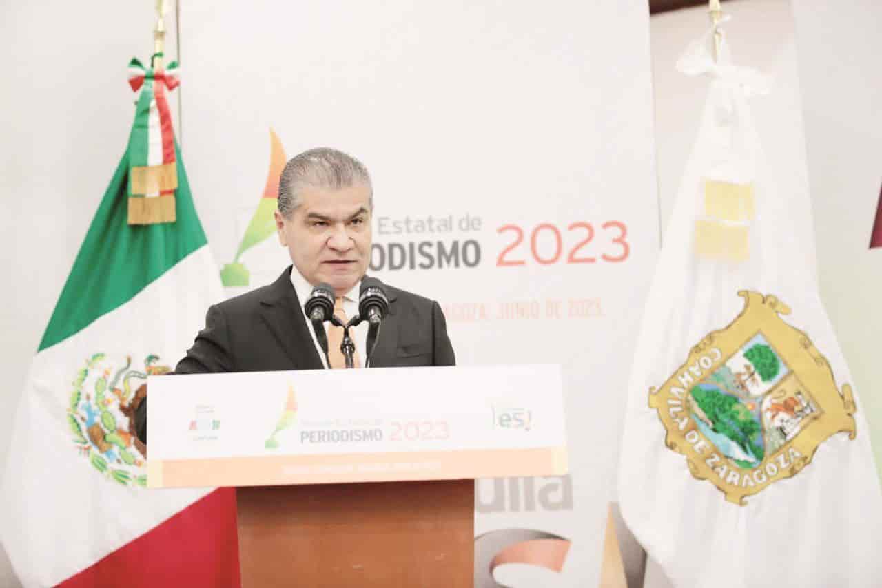 Entrega Miguel Ángel Riquelme Solís Premio Estatal de Periodismo