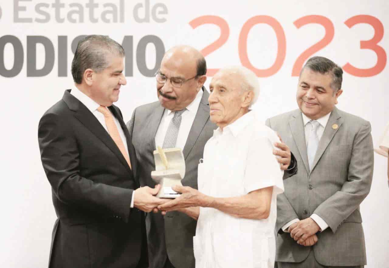 Entrega Miguel Ángel Riquelme Solís Premio Estatal de Periodismo