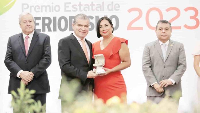Entrega Miguel Ángel Riquelme Solís Premio Estatal de Periodismo