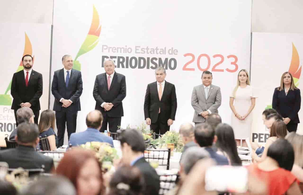 Entrega Miguel Ángel Riquelme Solís Premio Estatal de Periodismo