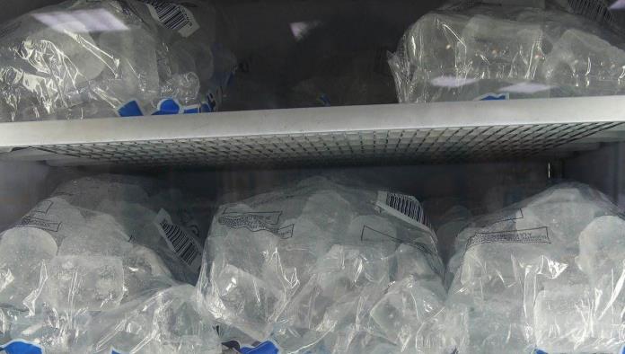 Escasean en tiendas garrafones y hielo