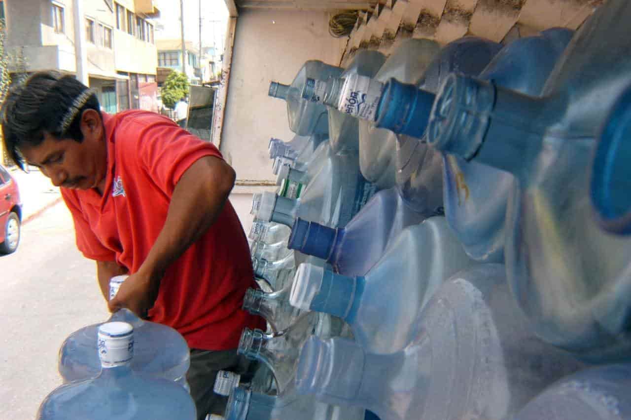 Escasean en tiendas garrafones y hielo