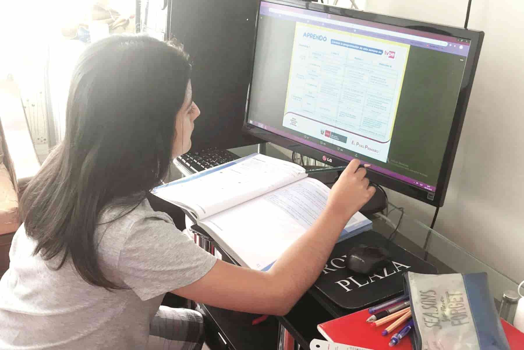 Aceptan padres clases en línea