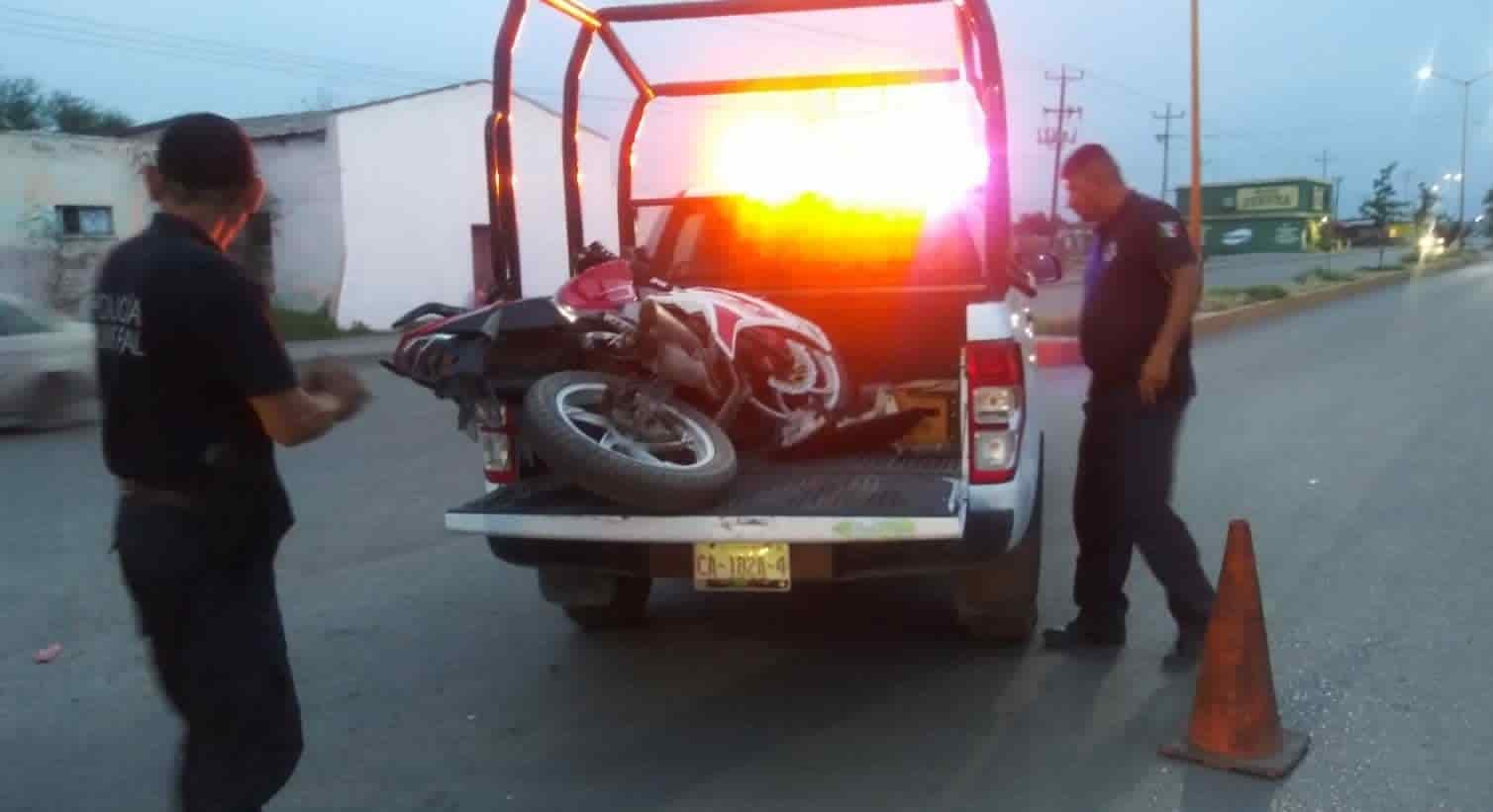 Derriba mujer a motociclista