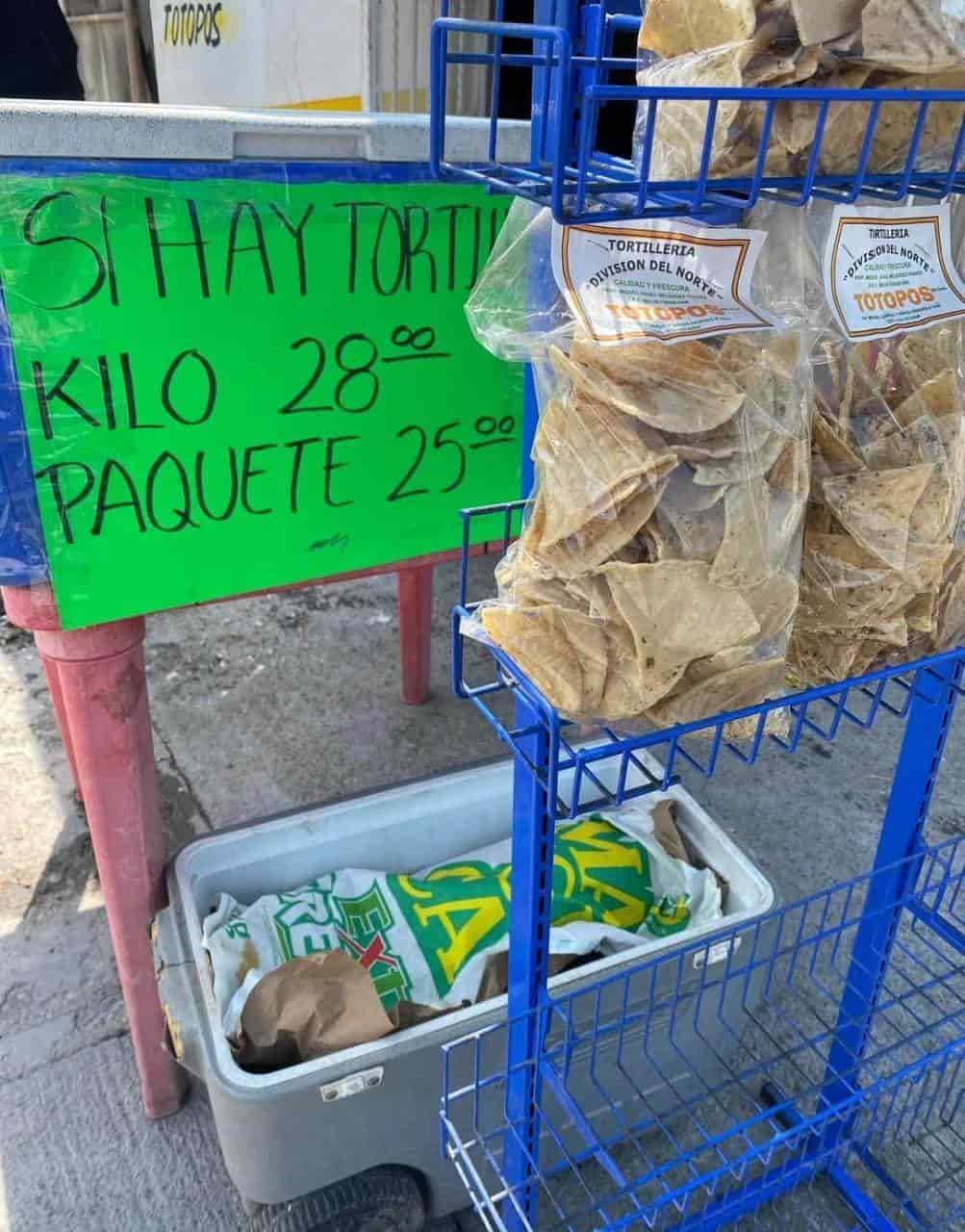Familia que sufrió el incendio de su negocio, continúa con venta de productos