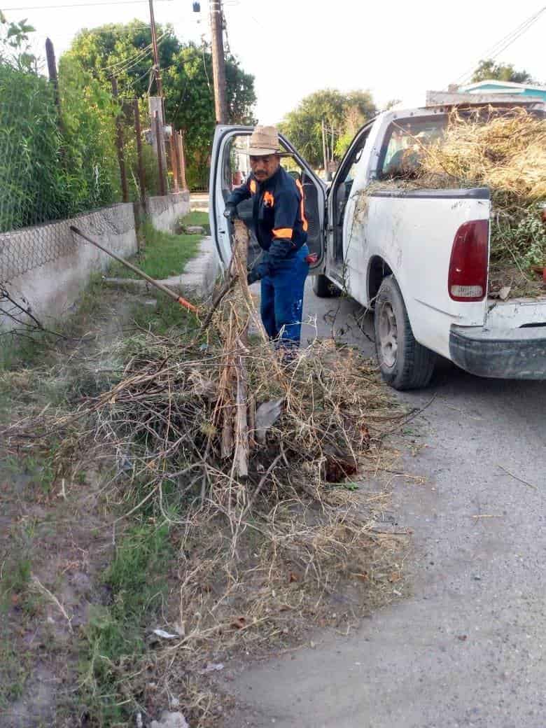 Por petición de la ciudadanía, realizan mantenimiento en espacios públicos de Allende