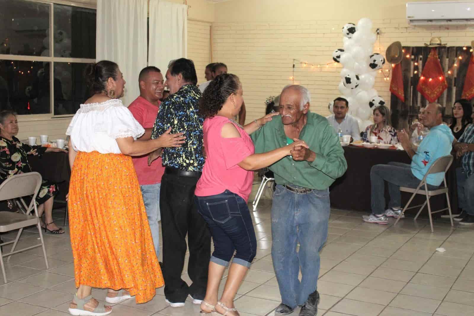Festeja DIF municipal a papás allendenses