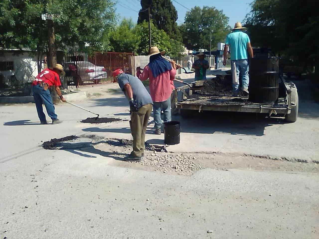 Abarca obra de bacheo a diferentes vialidades en Nava