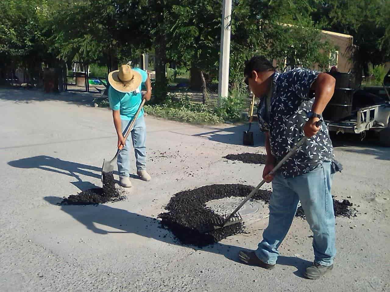Abarca obra de bacheo a diferentes vialidades en Nava