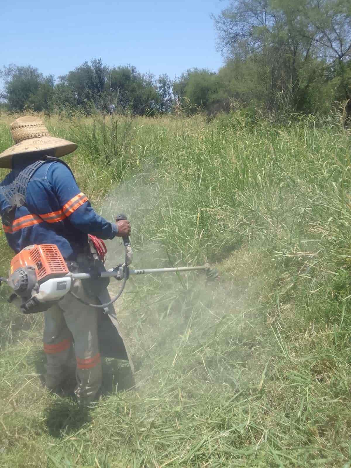 Limpian acequias en zonas rurales