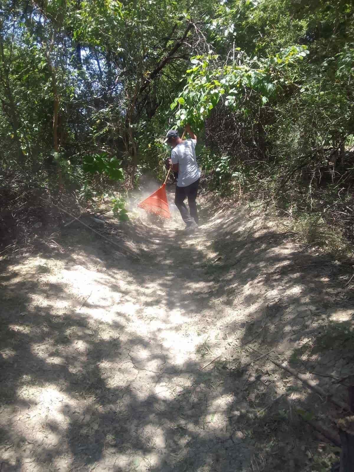 Limpian acequias en zonas rurales