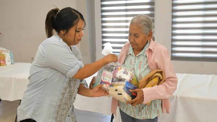 Entregan despensas para adultos mayores