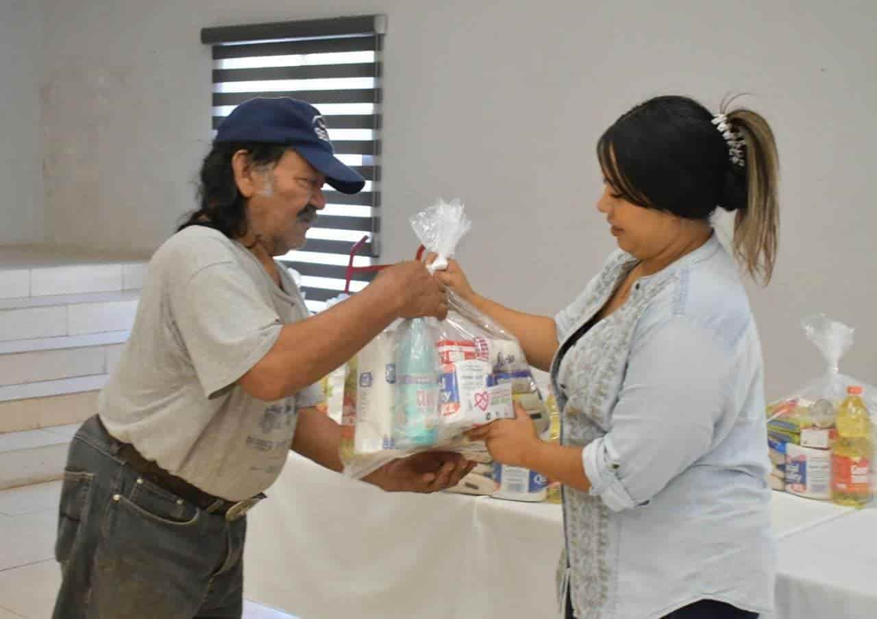Entregan despensas para adultos mayores