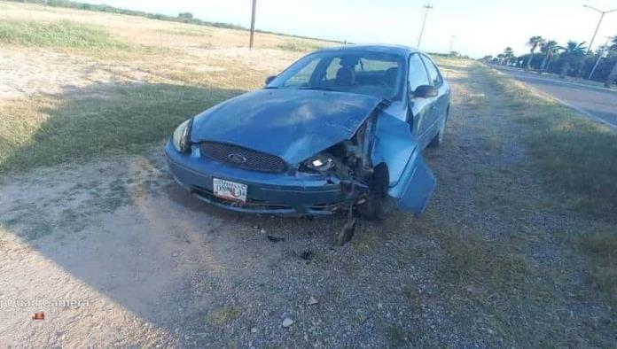 Choca contra palma y abandona su auto en carretera Morelos - Zaragoza