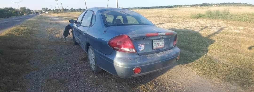 Choca contra palma y abandona su auto en carretera Morelos - Zaragoza