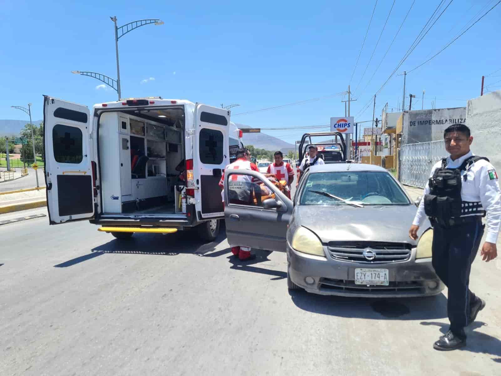 Policías la hicieron de parteros
