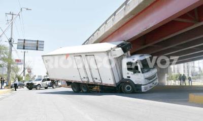 Se ´atora´ en puente en pleno Pape