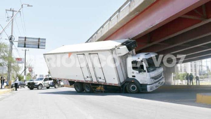 Se ‘atora’ en puente en pleno Pape