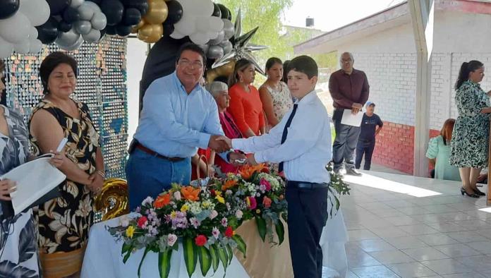 Apadrina Piña a estudiantes
