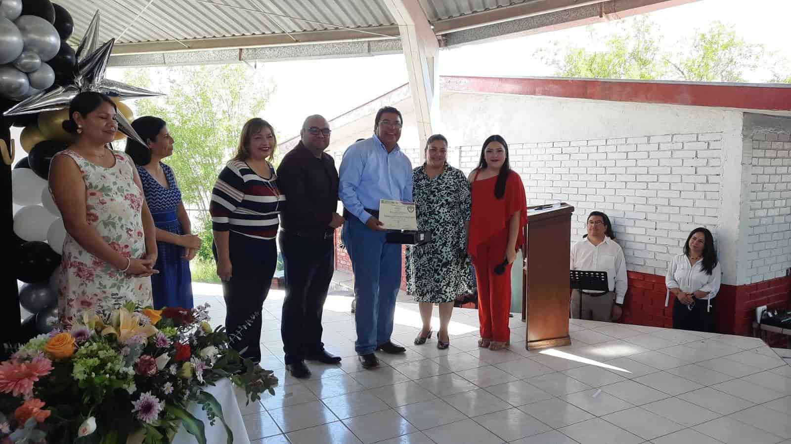 Apadrina Piña a estudiantes