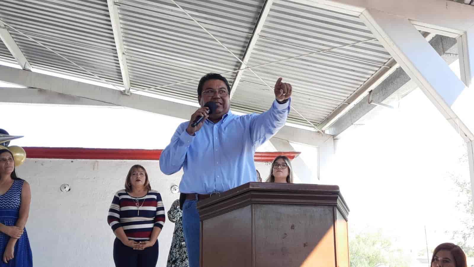 Apadrina Piña a estudiantes