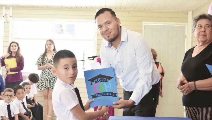 Se gradúan los niños del CAM