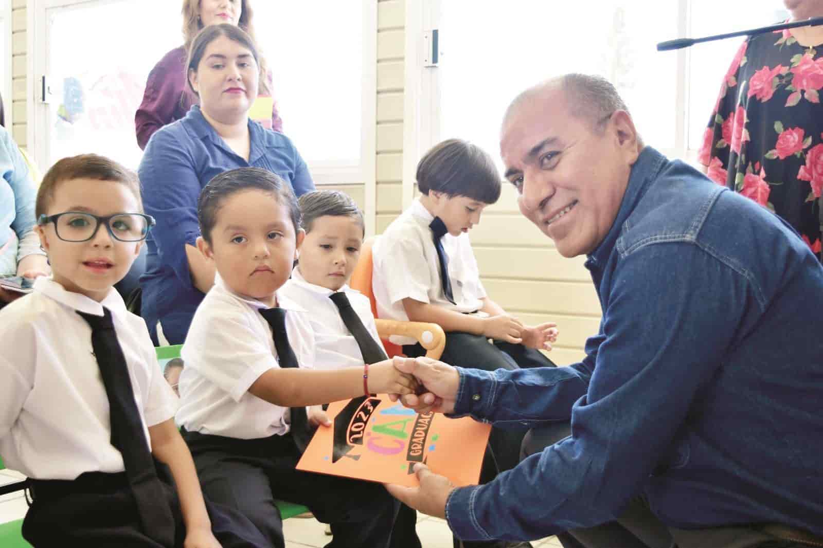 Se gradúan los niños del CAM