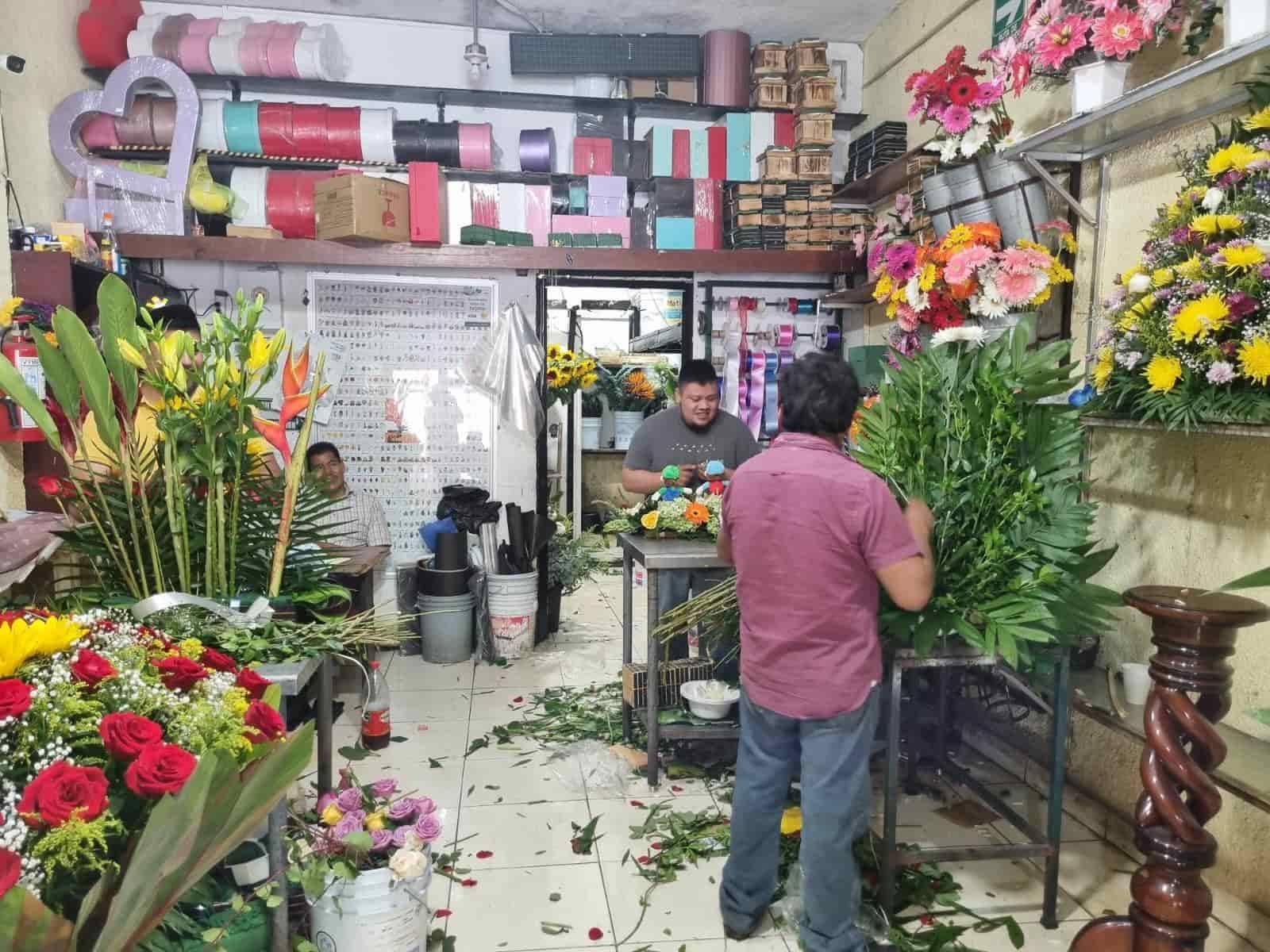 Para evitar que se marchitan pronto, se exhiben flores artificiales.