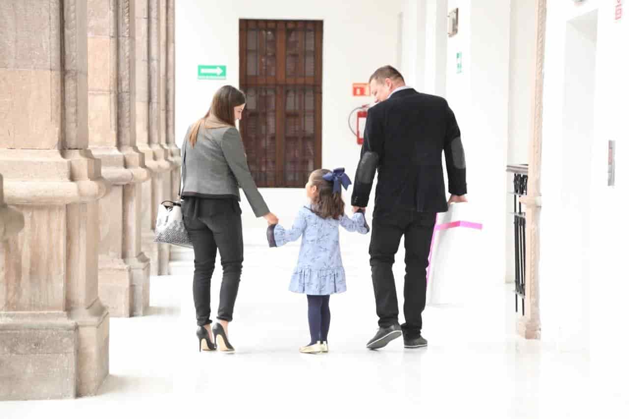 Buscan 60 niños padres adoptivos