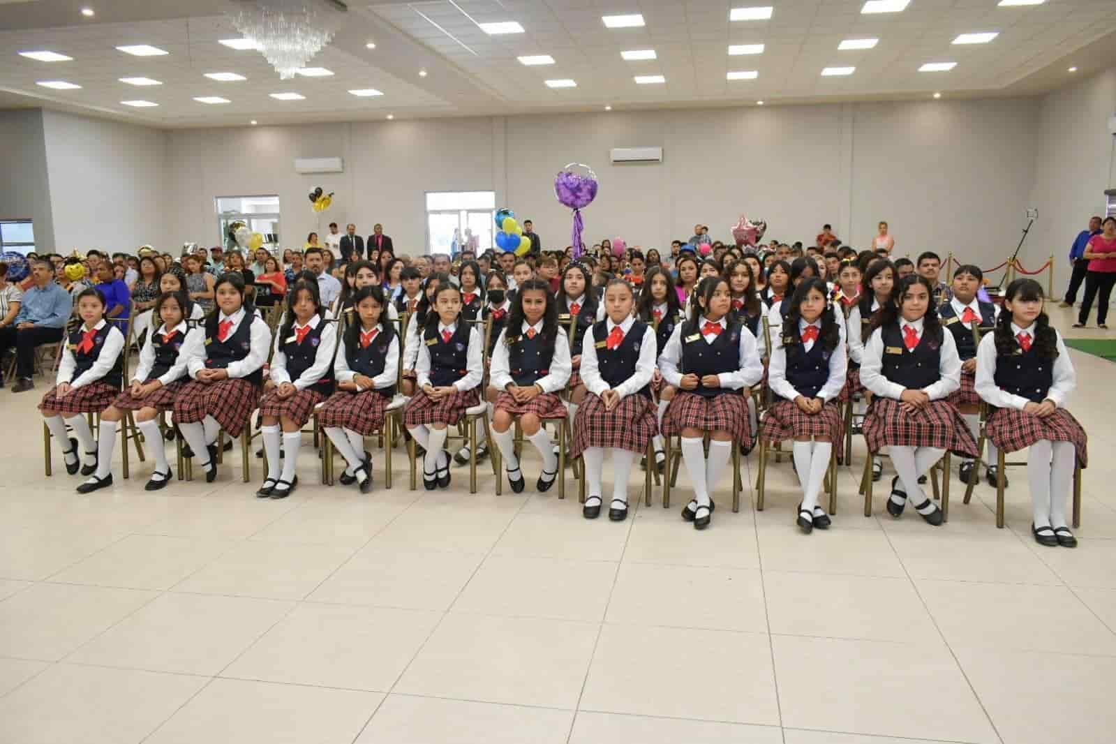 Amadrina Pily Valenzuela a estudiantes de Nava de la primaria Miguel Hidalgo