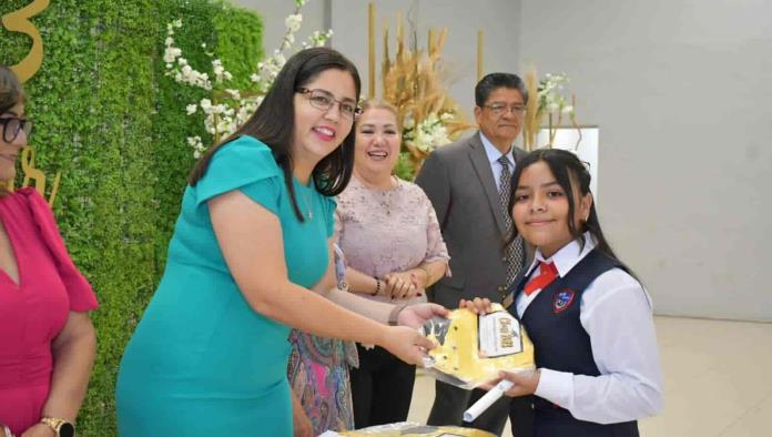 Amadrina Pily Valenzuela a estudiantes de Nava de la primaria Miguel Hidalgo