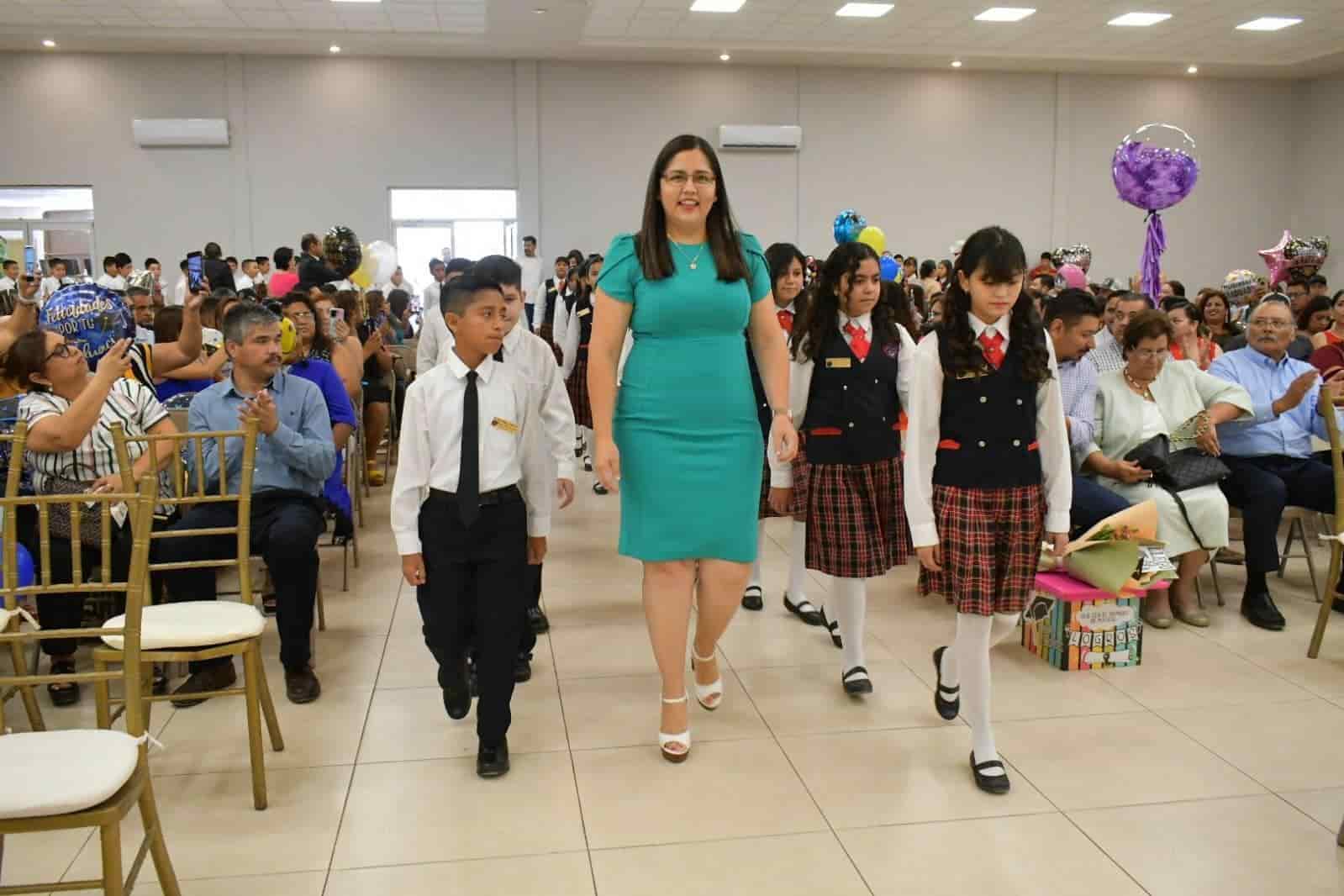 Amadrina Pily Valenzuela a estudiantes de Nava de la primaria Miguel Hidalgo