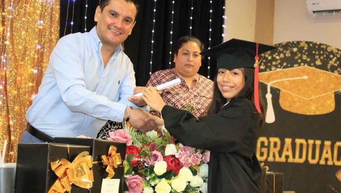 Apadrina Pepe Díaz a estudiantes de Allende