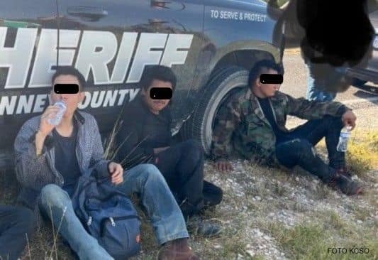 Traficante hondureño abandona auto en movimiento