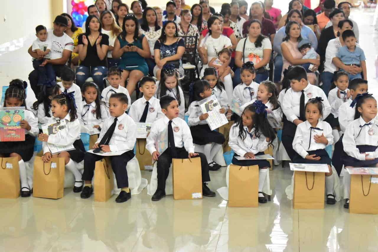 Apadrina Hugo a estudiantes