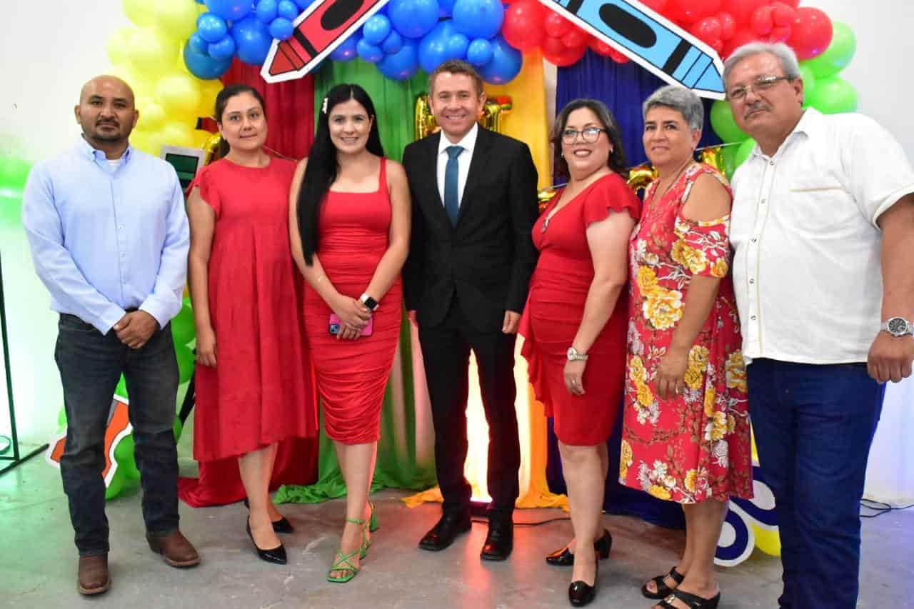 Apadrina Hugo a estudiantes