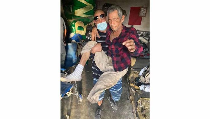 Abandonan a abuelos en exterior de albergue