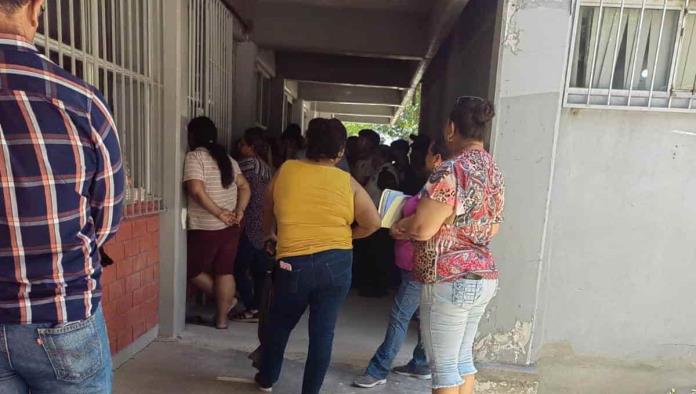 Estudiantes de San Buena esperan la beca y se desmayan