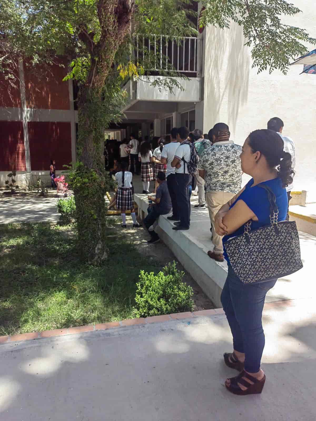 Estudiantes de San Buena esperan la beca y se desmayan