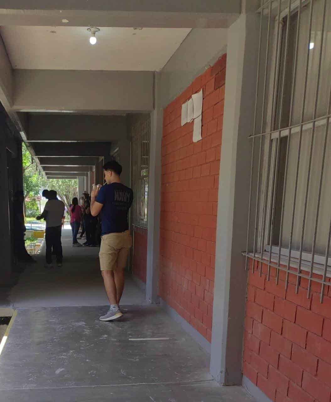 Estudiantes de San Buena esperan la beca y se desmayan