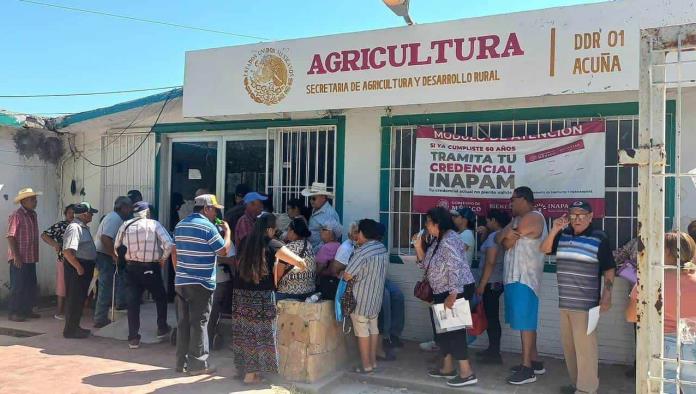Dejan a adultos mayores bajo el sol en espera de su apoyo federal