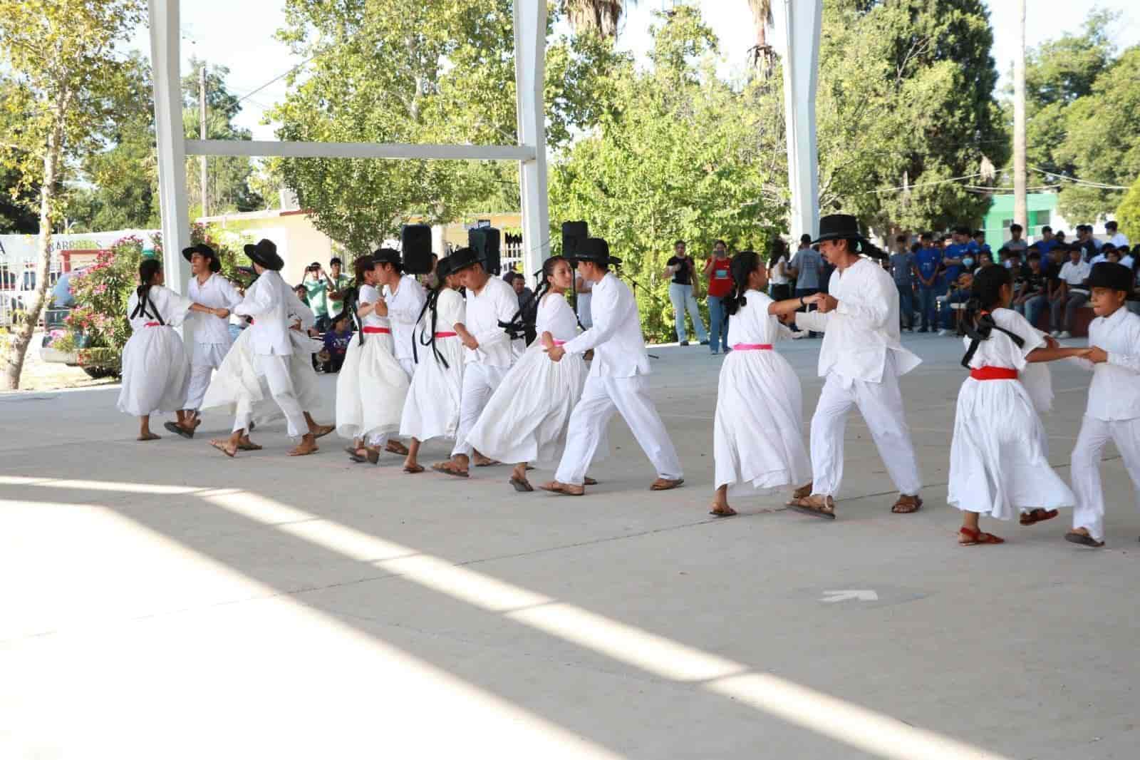 Realiza grupo de danza folclórica gira por Nava