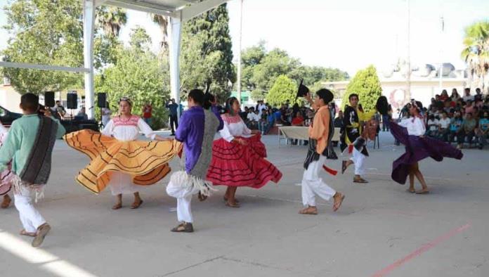 Realiza grupo de danza folclórica gira por Nava