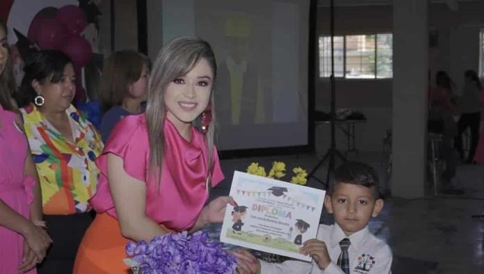 Amadrina Laura Saldívar a graduados del “Leona Vicario”