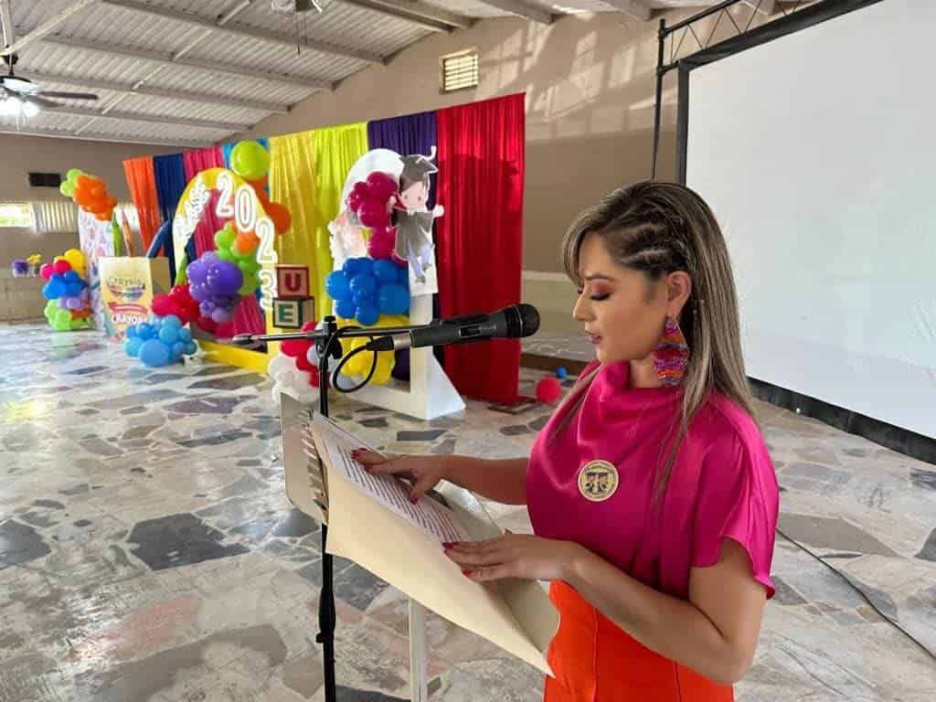 Amadrina Laura Saldívar a graduados del “Leona Vicario”
